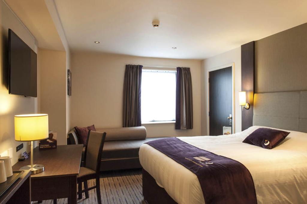 Premier Inn Falkirk - Larbert Exteriör bild