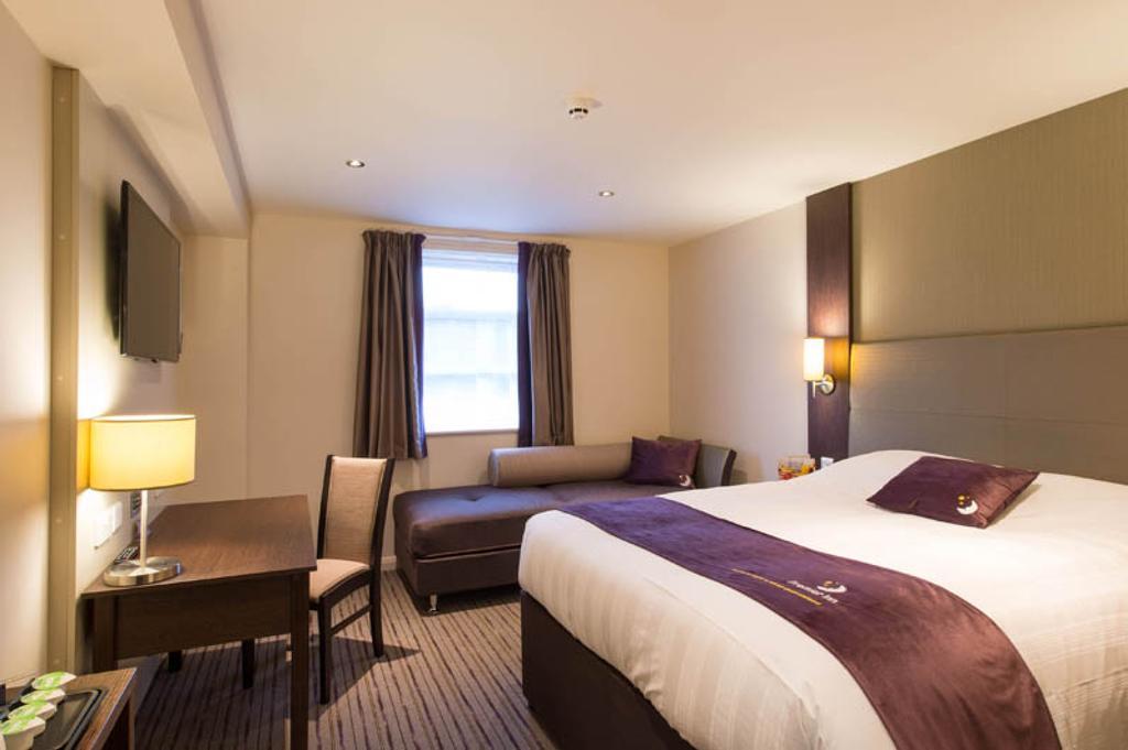 Premier Inn Falkirk - Larbert Exteriör bild