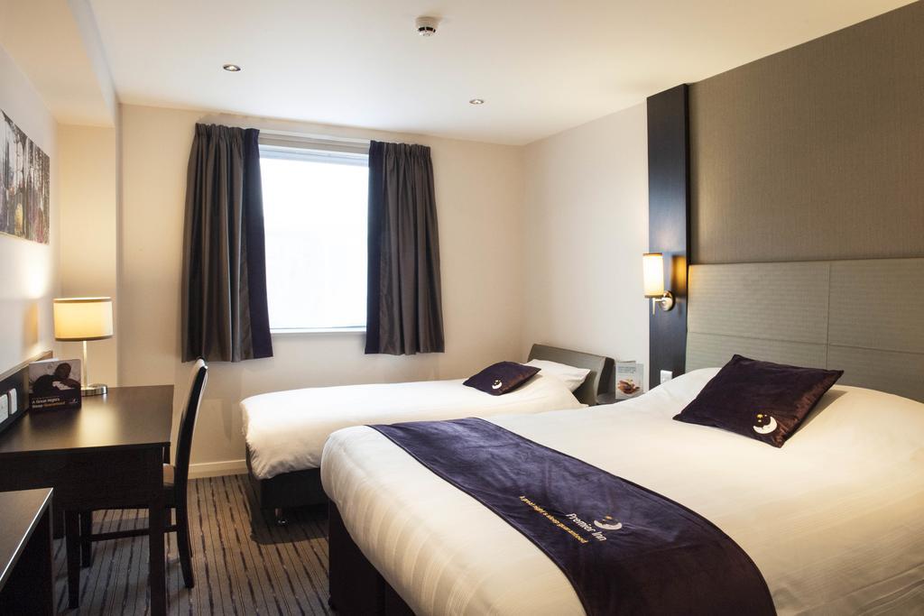 Premier Inn Falkirk - Larbert Exteriör bild