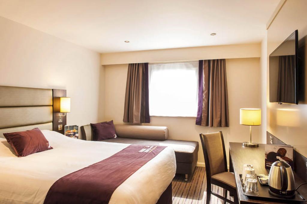 Premier Inn Falkirk - Larbert Exteriör bild
