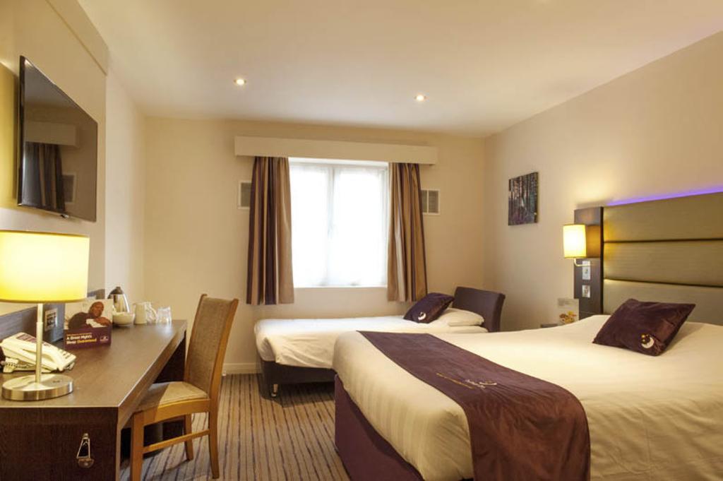 Premier Inn Falkirk - Larbert Exteriör bild